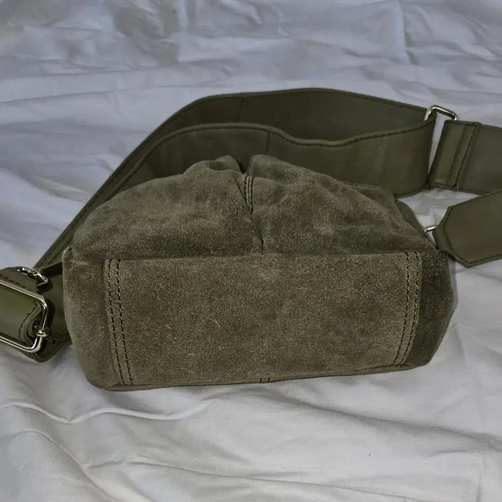 ASOS DESIGN suede multi pocket camera crossbody bag in khaki-Green - Picture 8 of 8